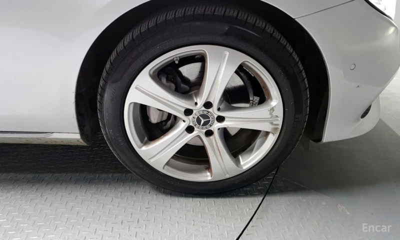 Mercedes-Benz E 220, снимка 5 - Автомобили и джипове - 53123731