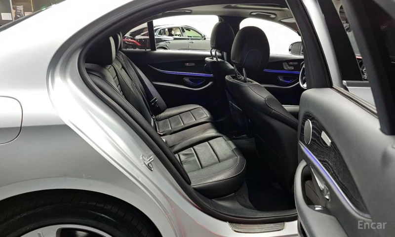 Mercedes-Benz E 220, снимка 12 - Автомобили и джипове - 53123731
