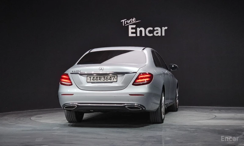 Mercedes-Benz E 220, снимка 4 - Автомобили и джипове - 53123731