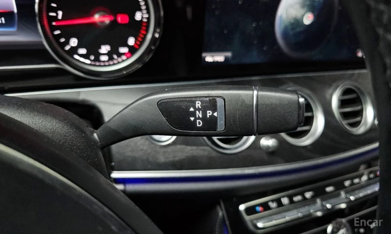 Mercedes-Benz E 220, снимка 9 - Автомобили и джипове - 53123731