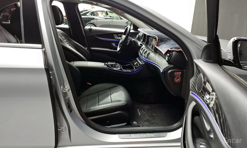 Mercedes-Benz E 220, снимка 11 - Автомобили и джипове - 53123731