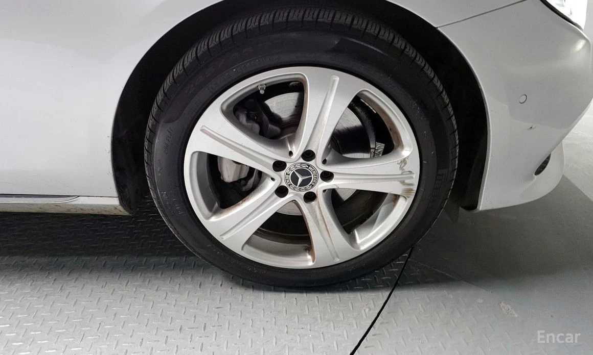 Mercedes-Benz E 220  - изображение 5