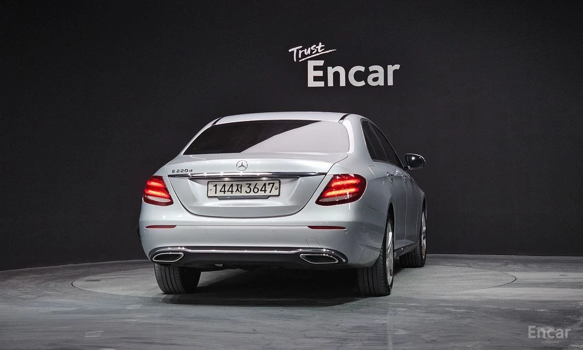 Mercedes-Benz E 220  - изображение 4