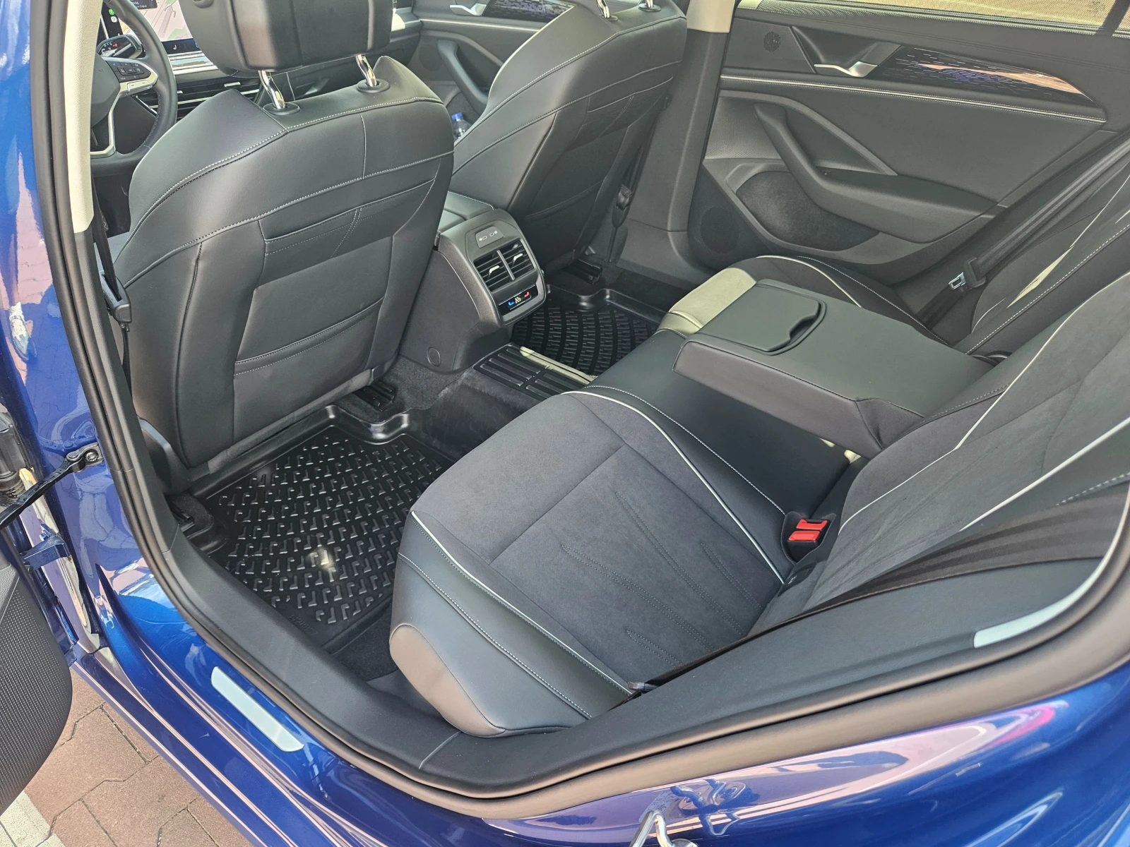 VW Passat 2.0TDI / ELEGANCE / В ГАРАНЦИЯ, снимка 12 - Автомобили и джипове - 55446413