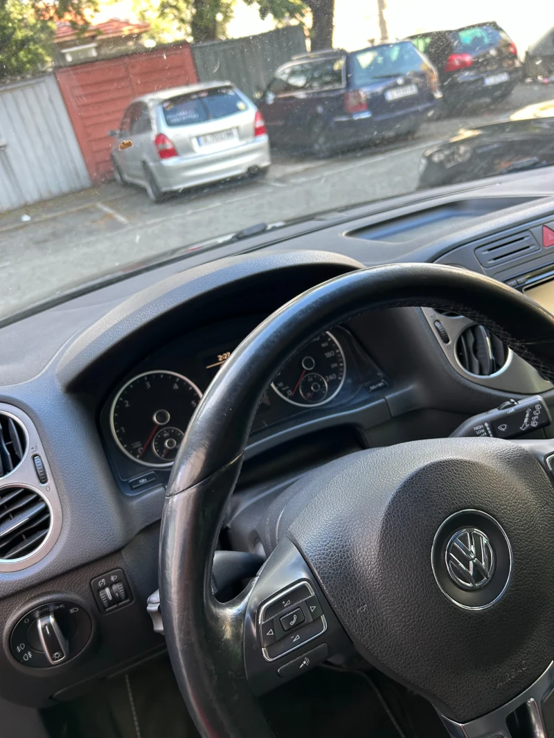 VW Tiguan, снимка 14 - Автомобили и джипове - 47429791