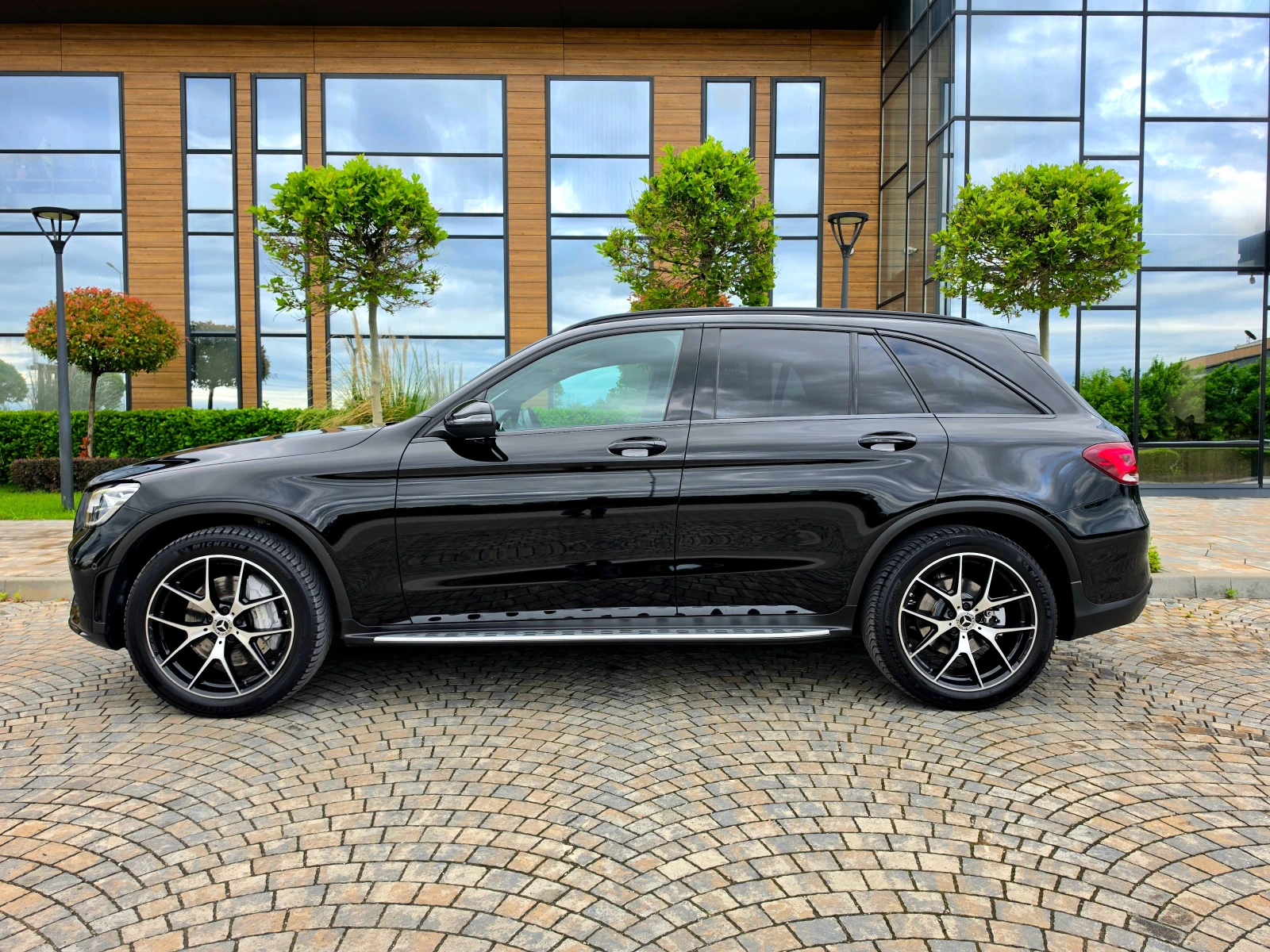 Mercedes-Benz GLC 220 FACE* AMG* DISTRONIC* DIGITAL* TOP* , снимка 8 - Автомобили и джипове - 54648547
