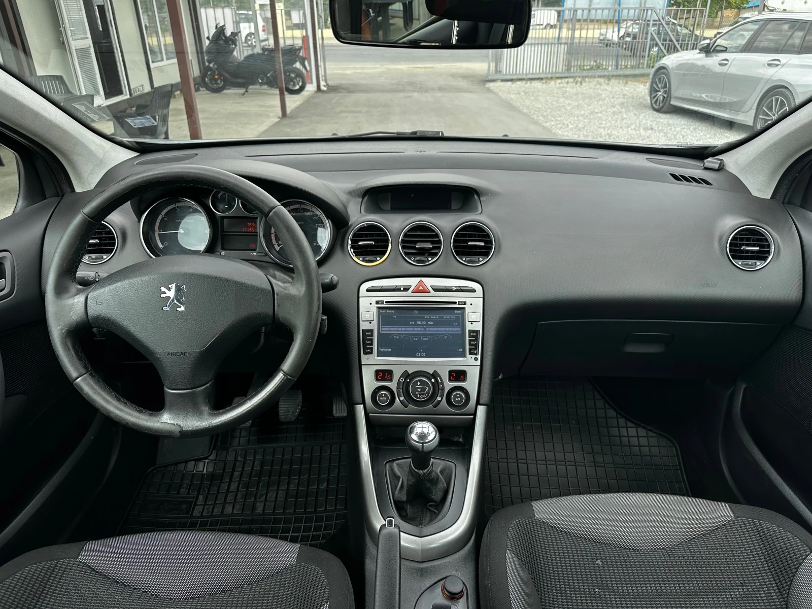Peugeot 308 1.6i 100кс Нави - изображение 9