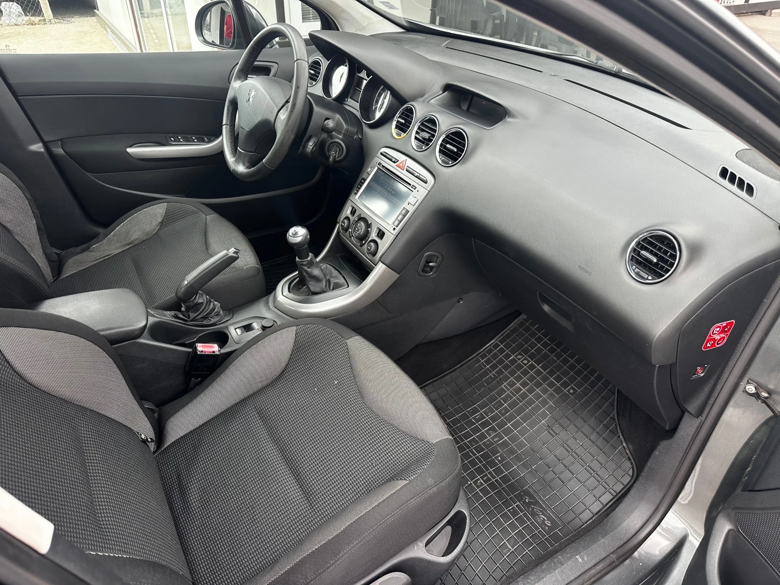 Peugeot 308 1.6i 100кс Нави - изображение 7