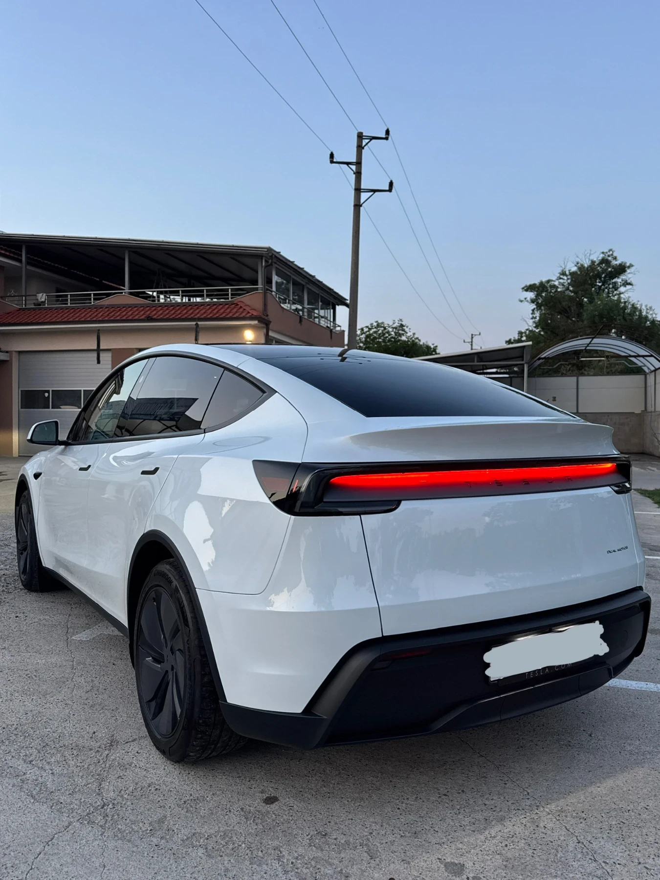 Tesla Y Juniper Long Range* AWD* Premium* Налична в БГ* КАТО НОВА*, снимка 2 - Автомобили и джипове - 55336499