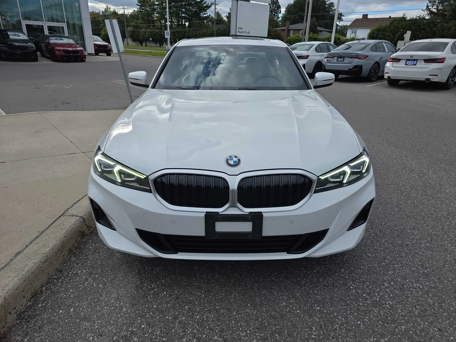 BMW 330 i xDrive | CARFAX | АВТОКРЕДИТ БЕЗ ПЪРВОНАЧАЛНА , снимка 2 - Автомобили и джипове - 56079101