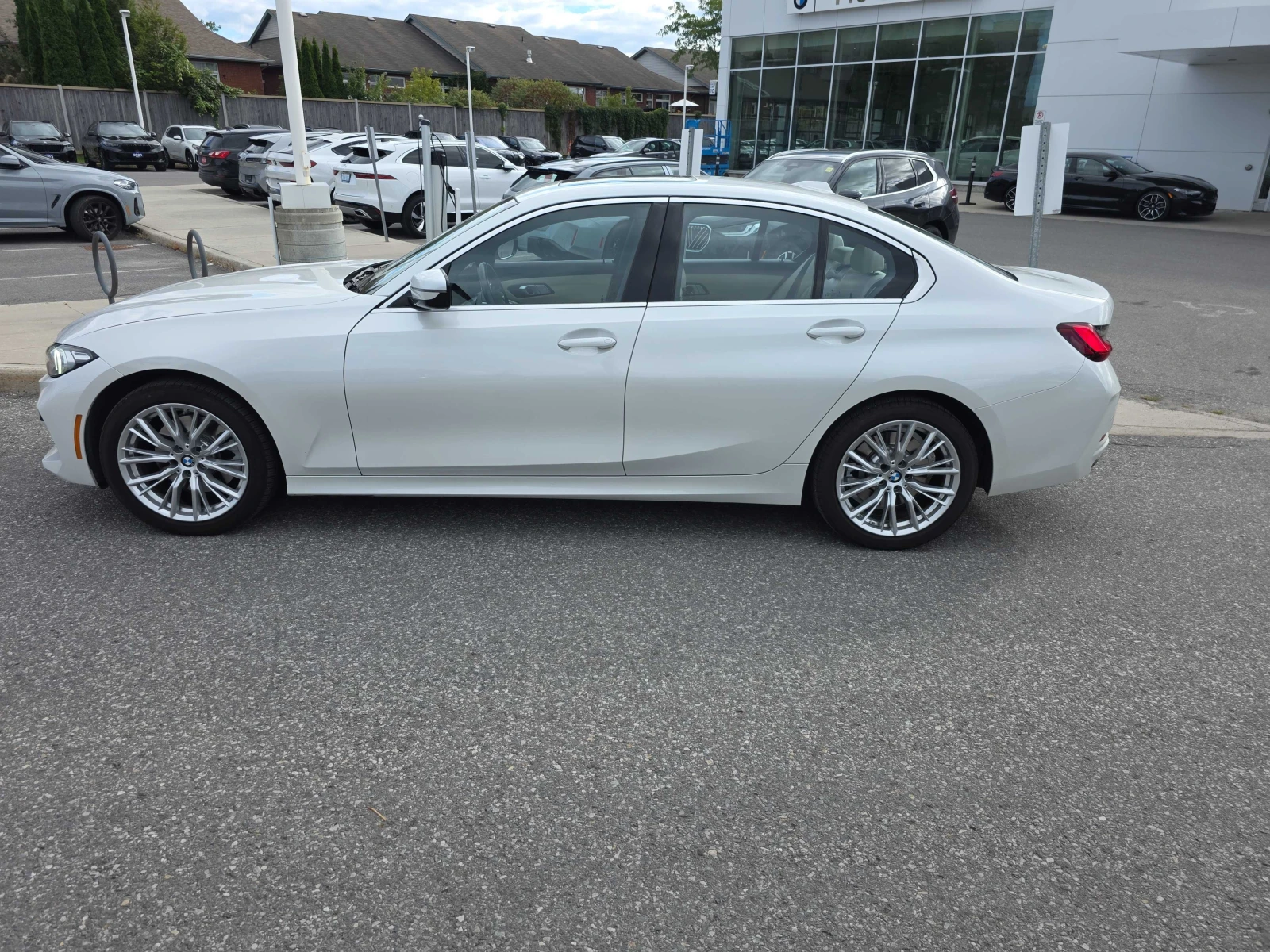 BMW 330 i xDrive | CARFAX | АВТОКРЕДИТ БЕЗ ПЪРВОНАЧАЛНА , снимка 3 - Автомобили и джипове - 56079101