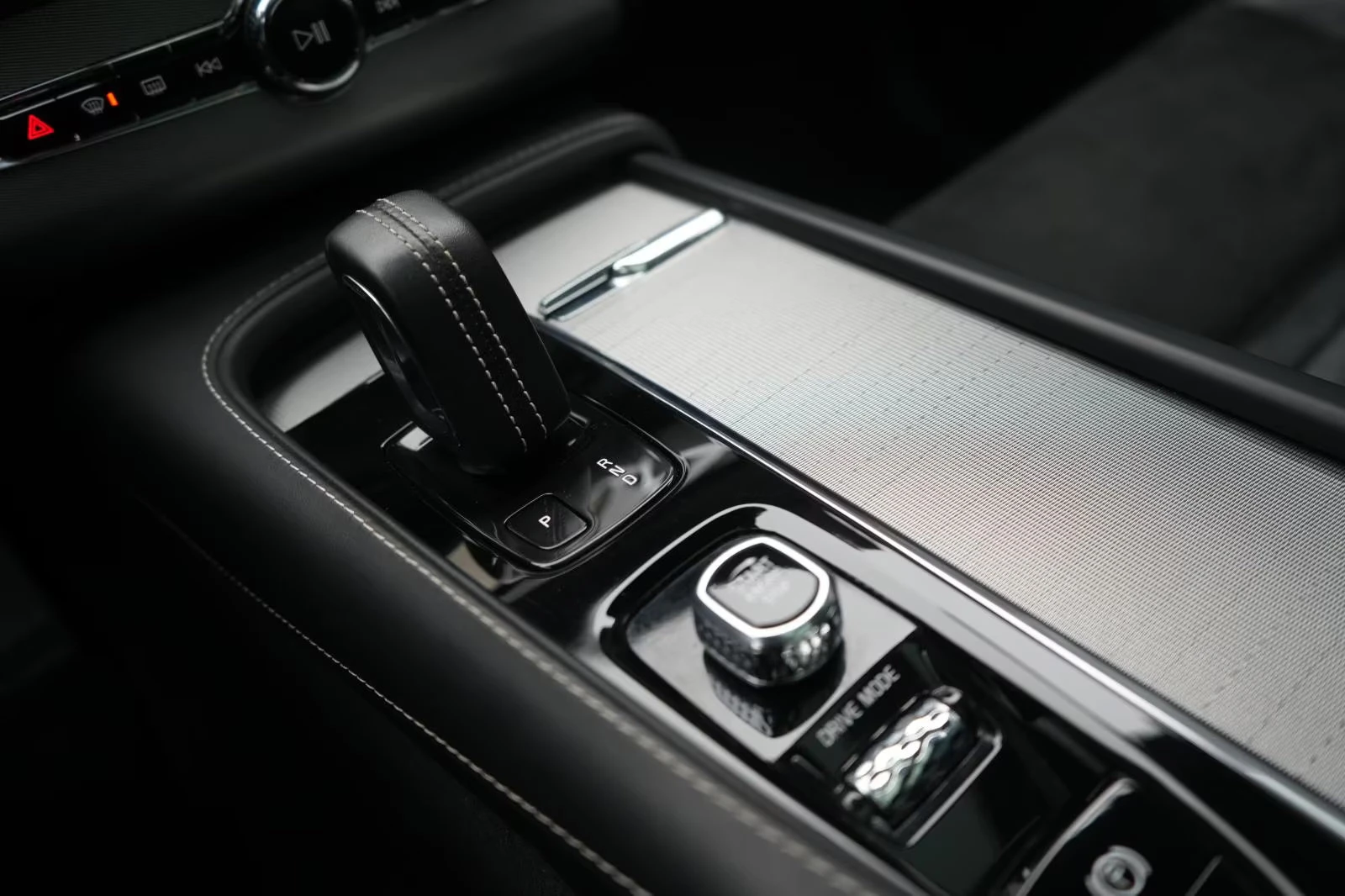 Volvo Xc90 B5/235HP/R-DESIGN/4X4/ACC/360/PANO/MAMO/212z, снимка 14 - Автомобили и джипове - 53996469