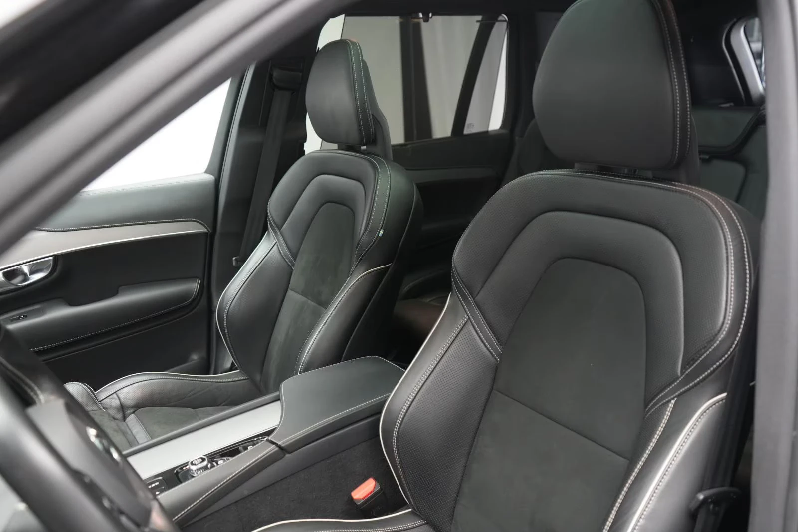 Volvo Xc90 B5/235HP/R-DESIGN/4X4/ACC/360/PANO/MAMO/212z, снимка 10 - Автомобили и джипове - 53996469