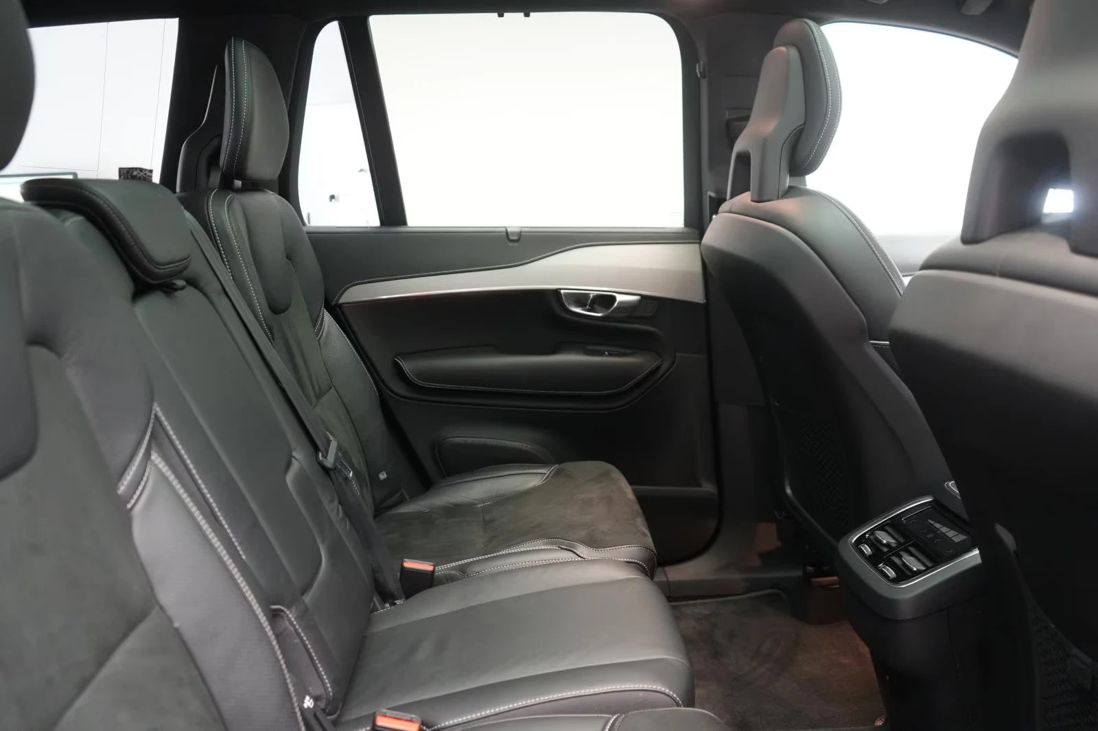 Volvo Xc90 B5/235HP/R-DESIGN/4X4/ACC/360/PANO/MAMO/212z, снимка 13 - Автомобили и джипове - 53996469