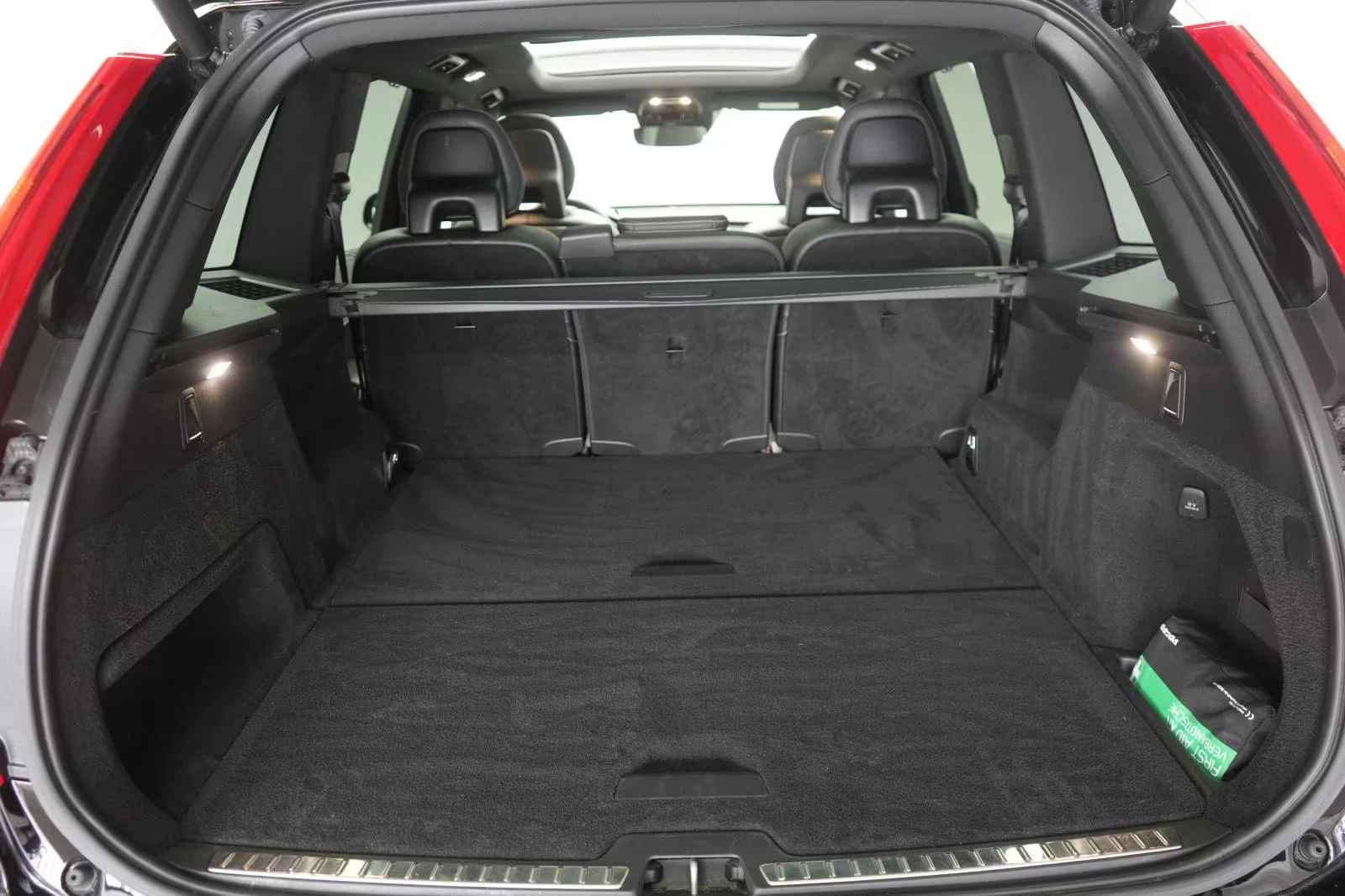 Volvo Xc90 B5/235HP/R-DESIGN/4X4/ACC/360/PANO/MAMO/212z, снимка 6 - Автомобили и джипове - 53996469