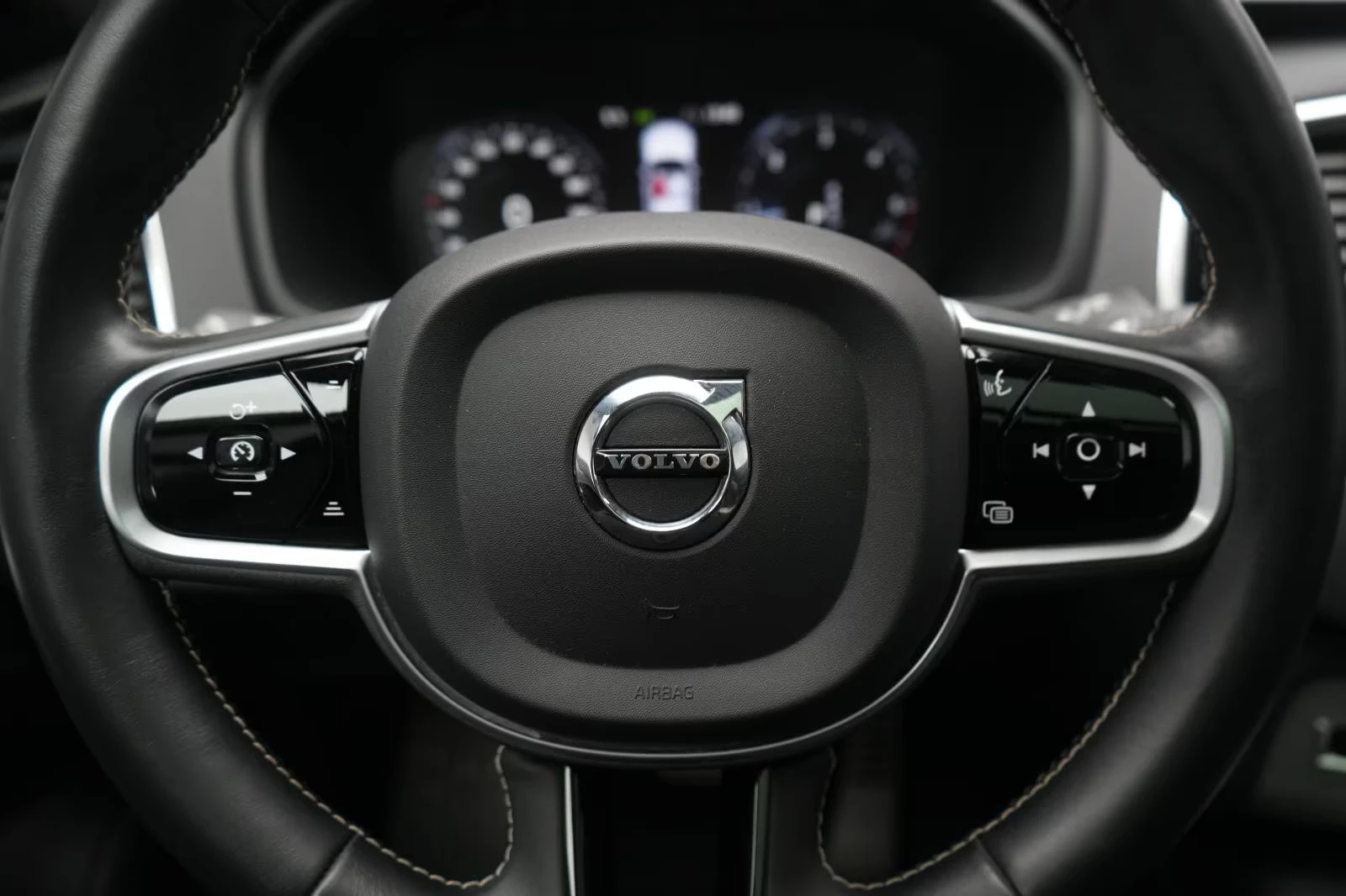 Volvo Xc90 B5/235HP/R-DESIGN/4X4/ACC/360/PANO/MAMO/212z, снимка 8 - Автомобили и джипове - 53996469