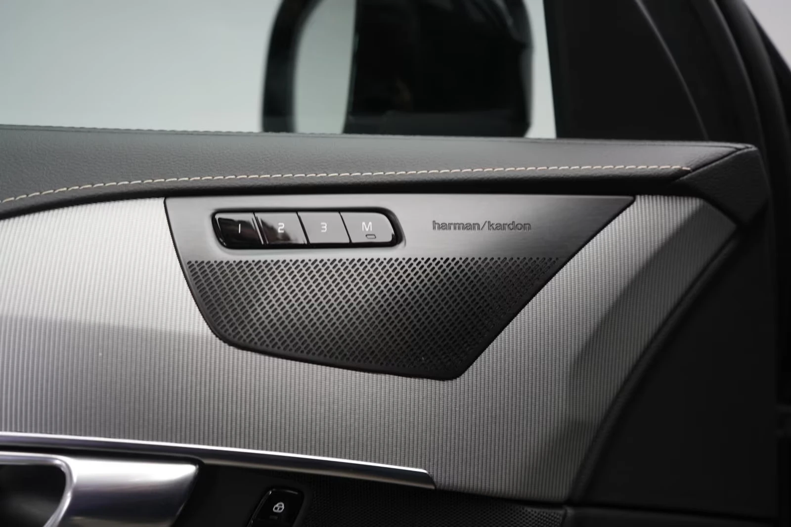 Volvo Xc90 B5/235HP/R-DESIGN/4X4/ACC/360/PANO/MAMO/212z, снимка 16 - Автомобили и джипове - 53996469