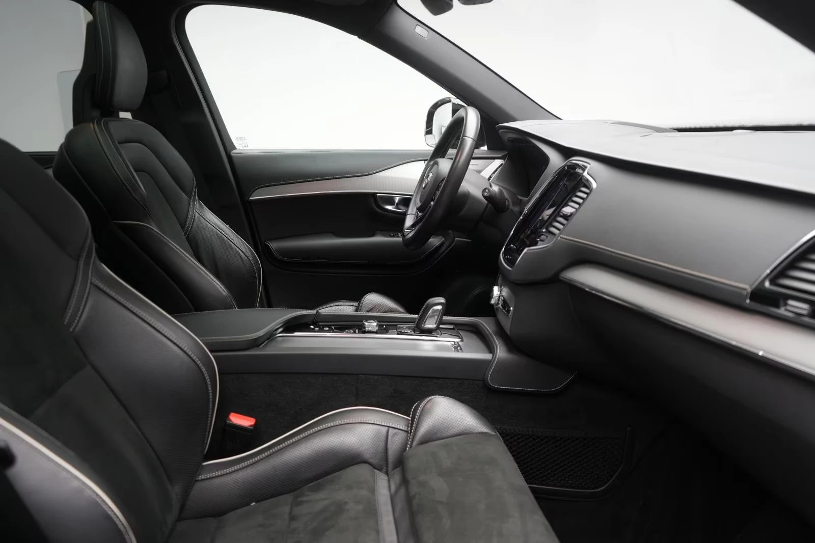 Volvo Xc90 B5/235HP/R-DESIGN/4X4/ACC/360/PANO/MAMO/212z, снимка 12 - Автомобили и джипове - 53996469