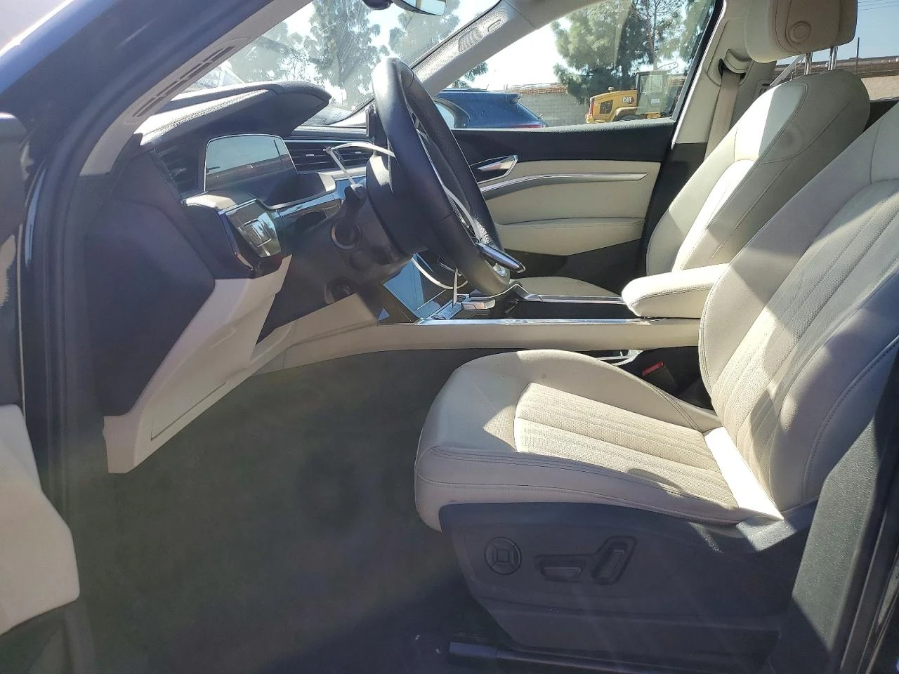 Audi Q8 E-TRON PREMIUM PLUS, снимка 7 - Автомобили и джипове - 54024299