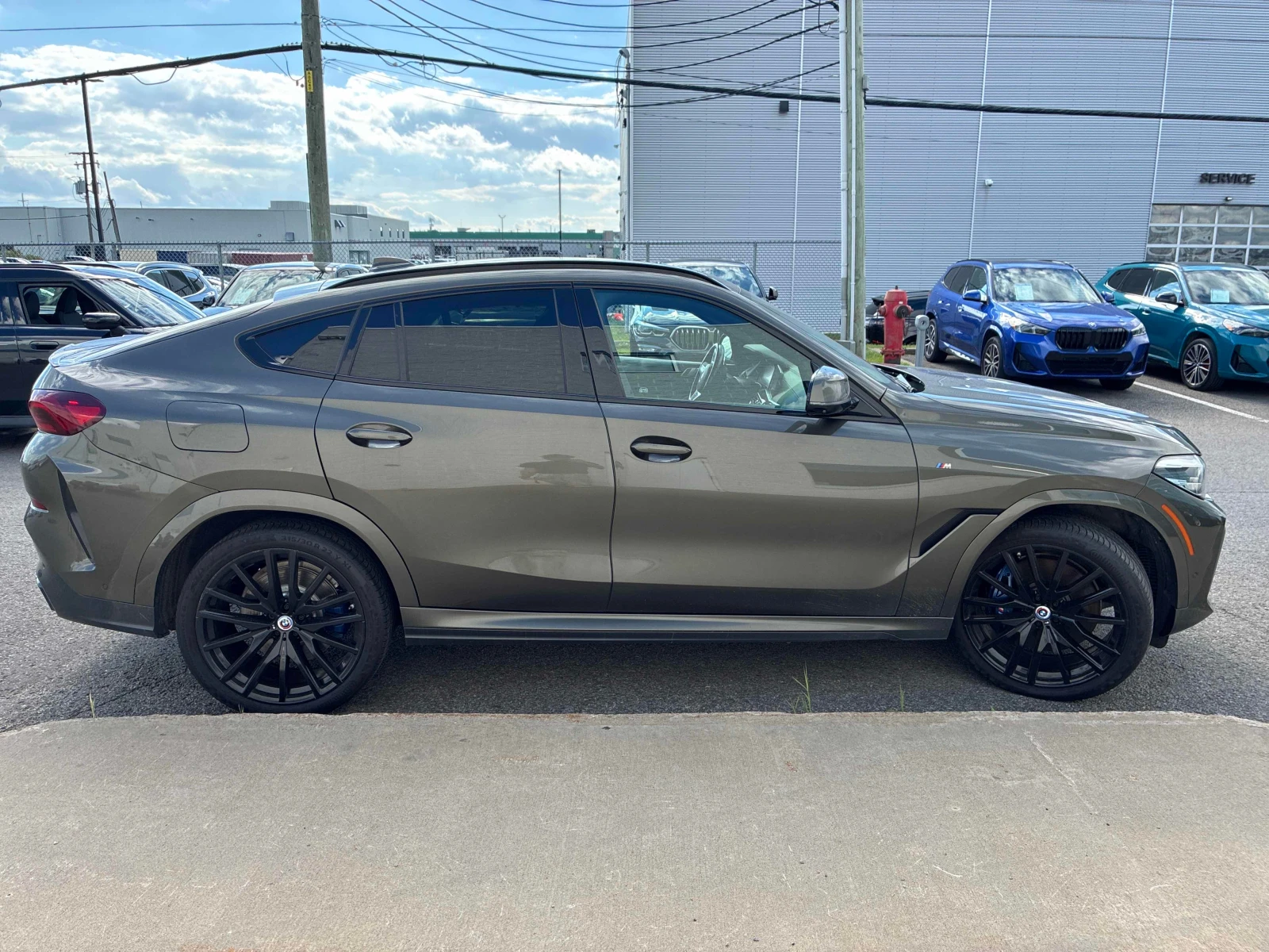 BMW X6 M50i * CARFAX * АВТОКРЕДИТ БЕЗ ПЪРВОНАЧАЛНА ВНОСКА, снимка 3 - Автомобили и джипове - 56112697
