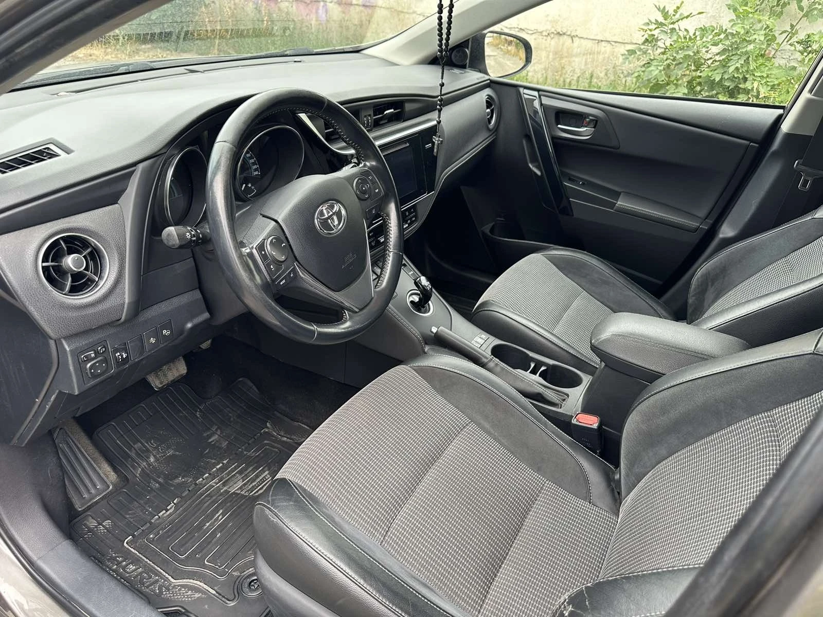 Toyota Auris TS 1.8 HSD - изображение 9