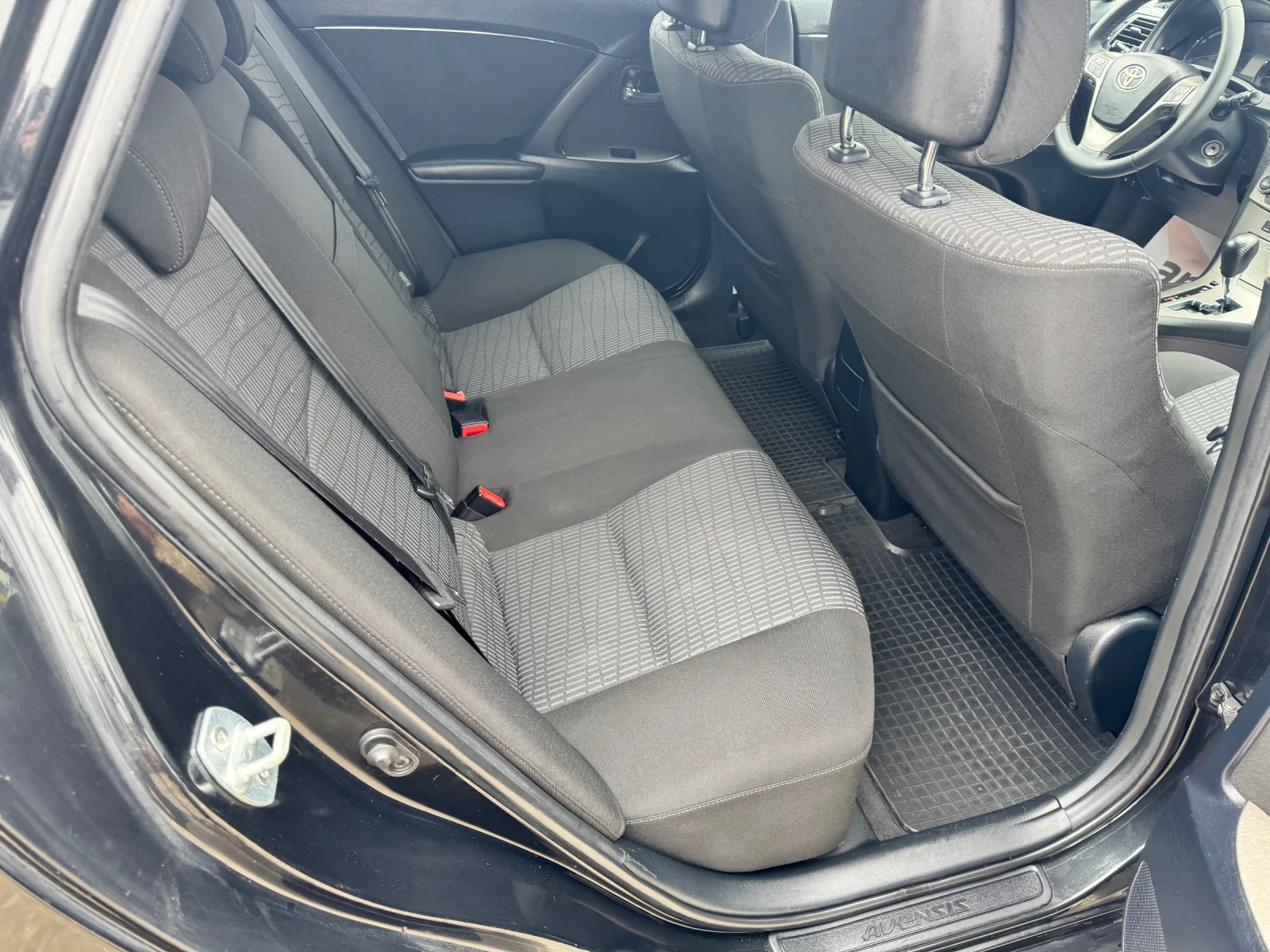 Toyota Avensis 2.2 Disel Automat , снимка 13 - Автомобили и джипове - 54077097