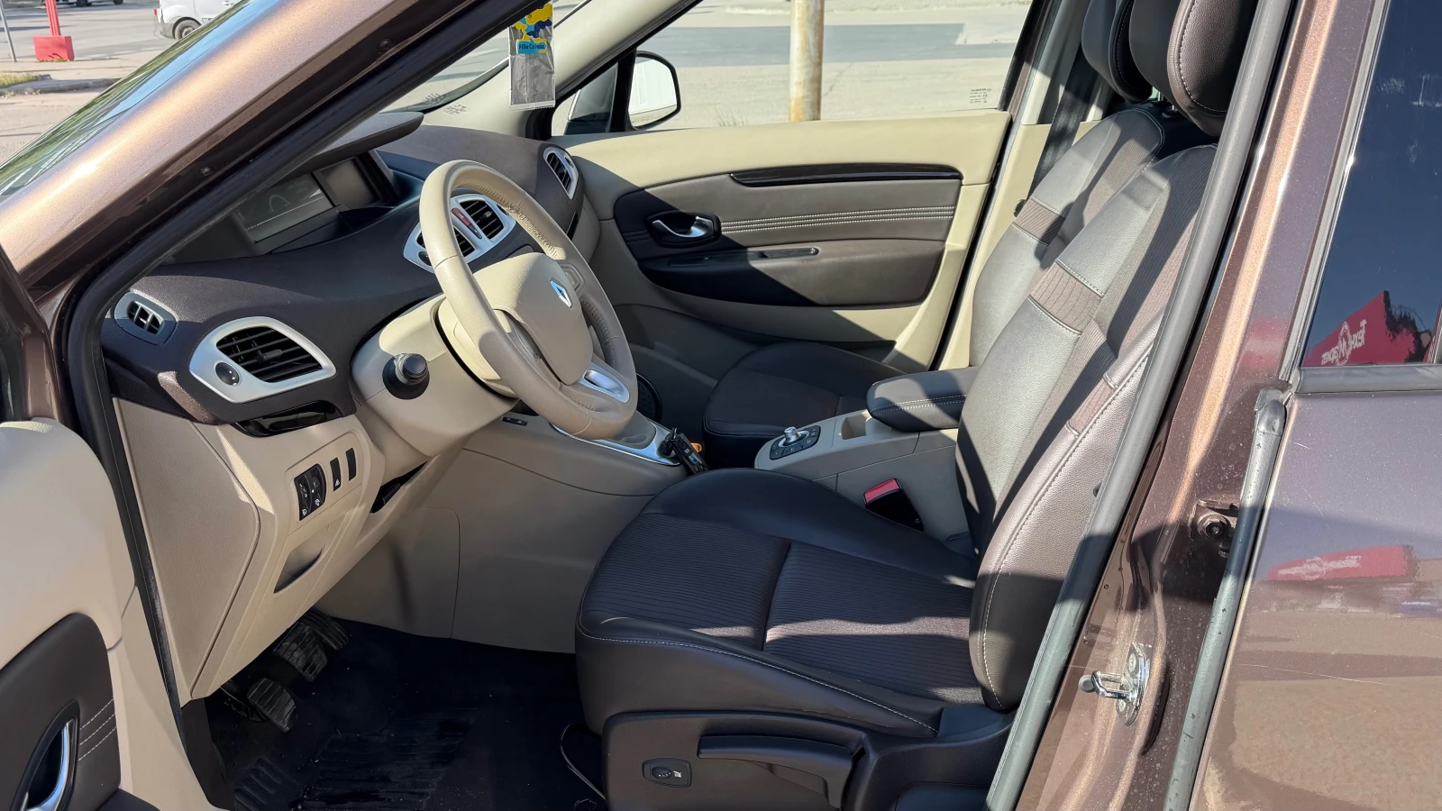Renault Grand scenic 1.4i, снимка 9 - Автомобили и джипове - 54368802