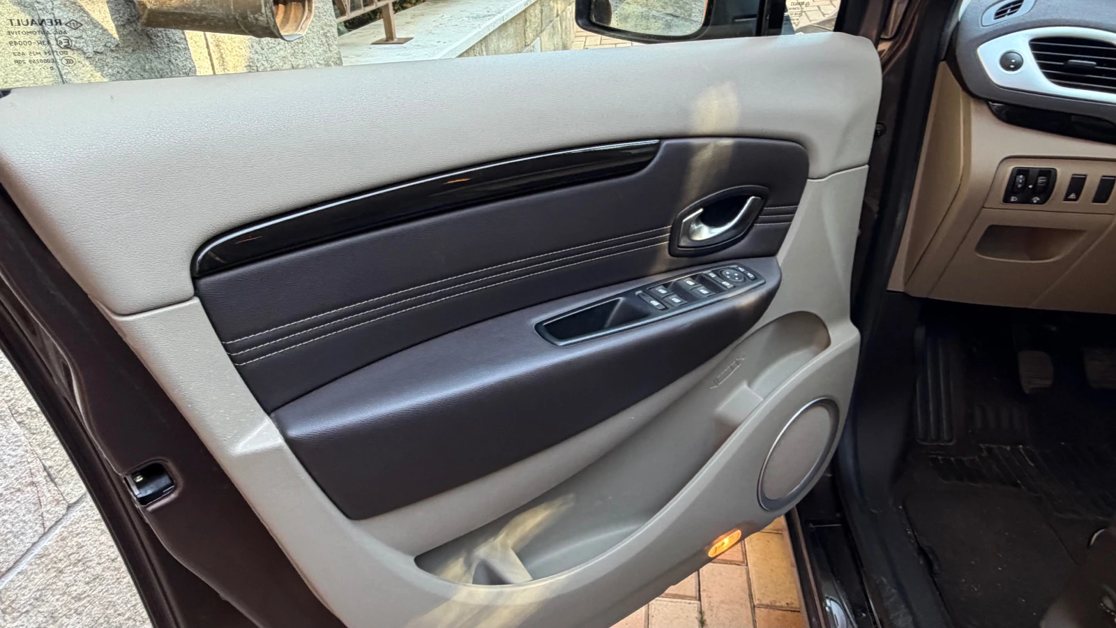 Renault Grand scenic 1.4i, снимка 14 - Автомобили и джипове - 54368802