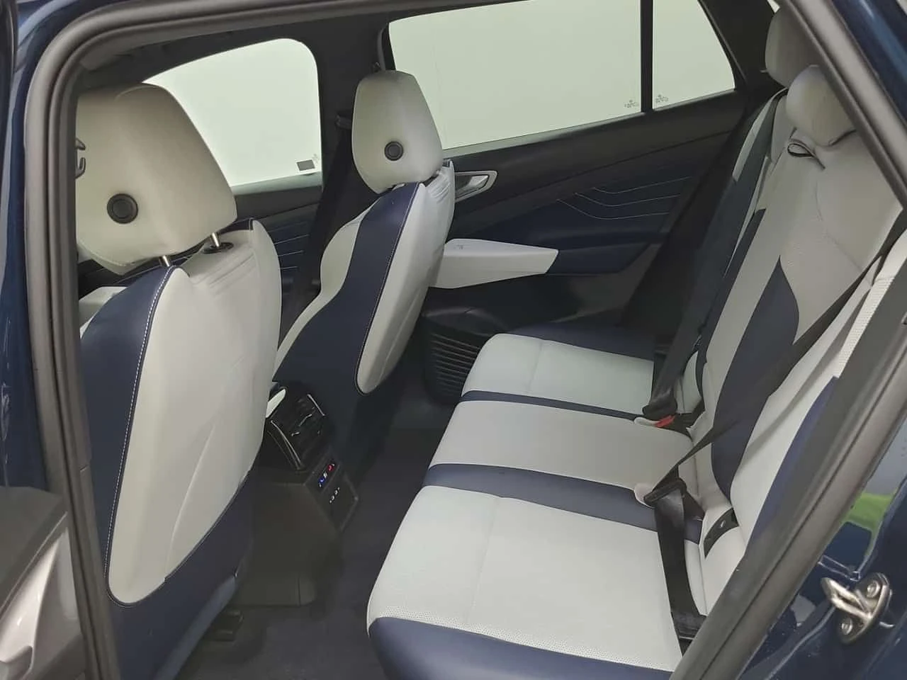 VW ID.4 PRO 4x4| ПАМЕТ| 360 КАМЕРИ| МЪРТВА ТОЧКА| 2 КЛЮЧА, снимка 13 - Автомобили и джипове - 54422598
