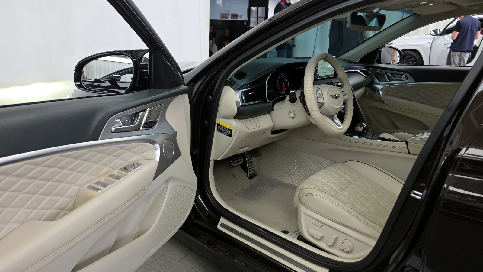 Genesis G70 3.3T Sport AWD Cam360* Панорама* Обдухване, снимка 9 - Автомобили и джипове - 54810578