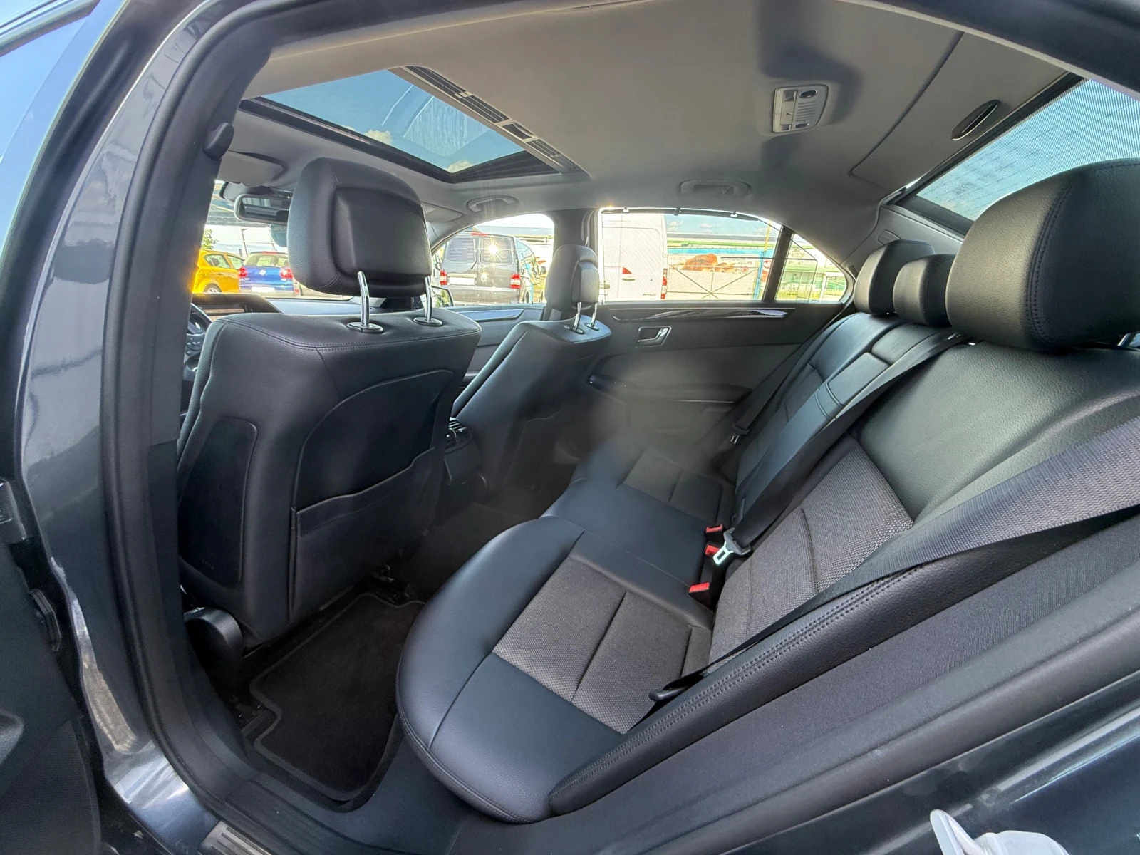 Mercedes-Benz E 220 2.2CDI, снимка 11 - Автомобили и джипове - 54974816
