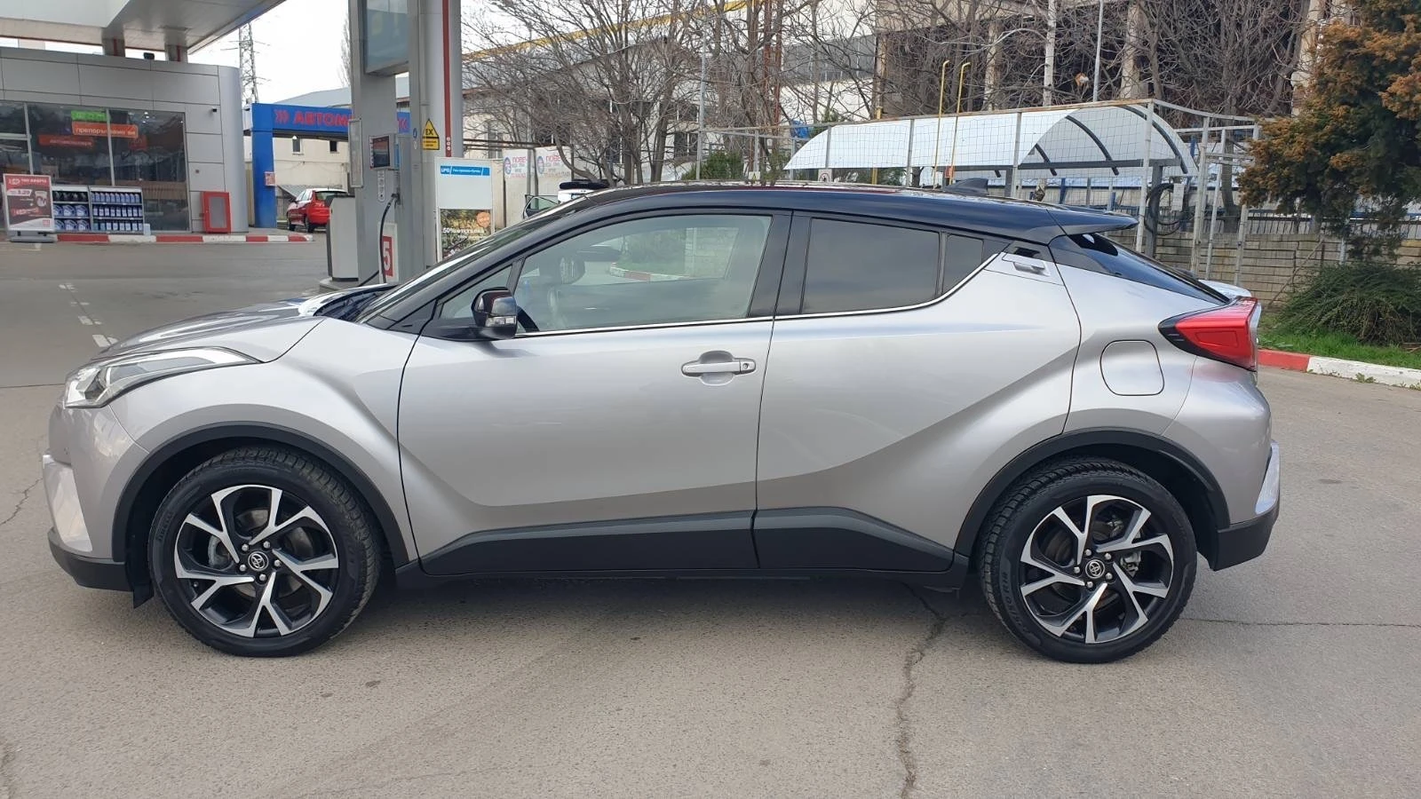 Toyota C-HR УНИКАТ-АВТОМАТ-НАВИ-4X4-ГАРАНЦИОННА - изображение 2