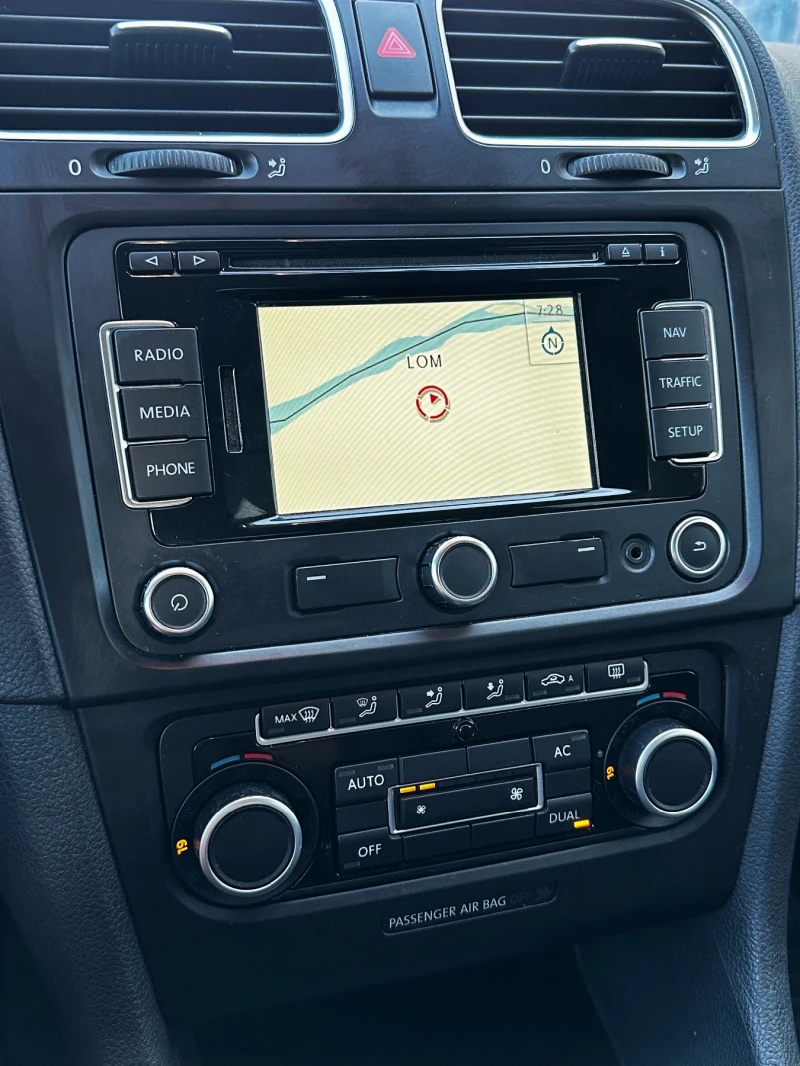 VW Golf 1.6TDi/ NAVI, снимка 8 - Автомобили и джипове - 51890827