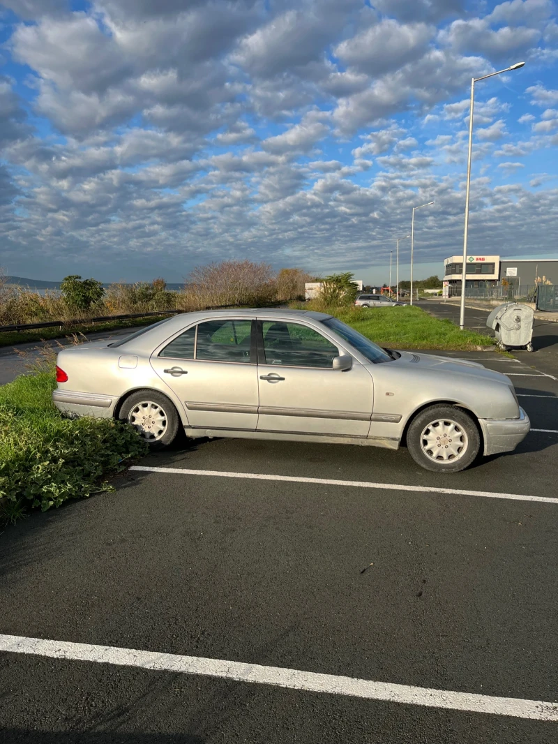 Mercedes-Benz E 200, снимка 2 - Автомобили и джипове - 53000685