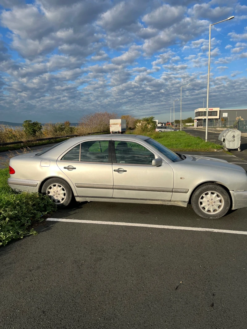 Mercedes-Benz E 200, снимка 3 - Автомобили и джипове - 53000685