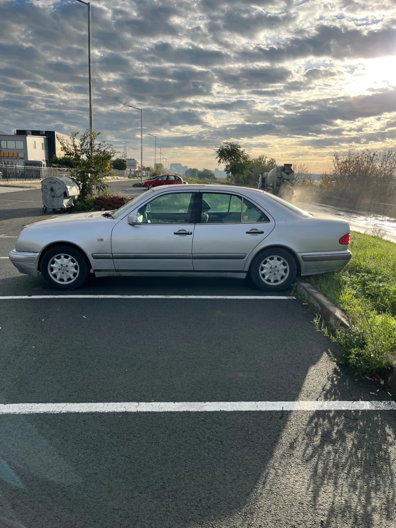 Mercedes-Benz E 200, снимка 8 - Автомобили и джипове - 53000685