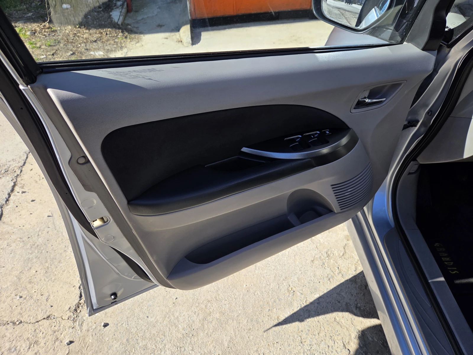 Mitsubishi Grandis  - изображение 10