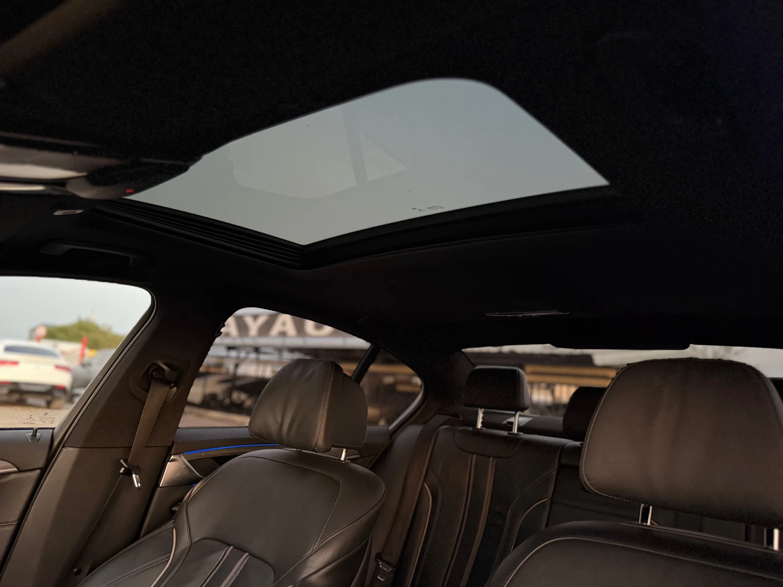 BMW 530 d= M-performance= Keyless Go= HUD= 360* Camera= , снимка 15 - Автомобили и джипове - 55545619
