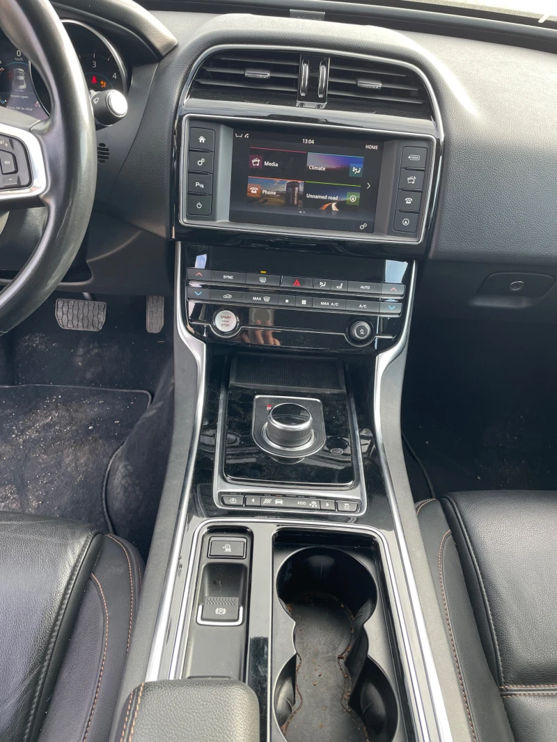 Jaguar XE 2.0 AWD, снимка 10 - Автомобили и джипове - 49262300