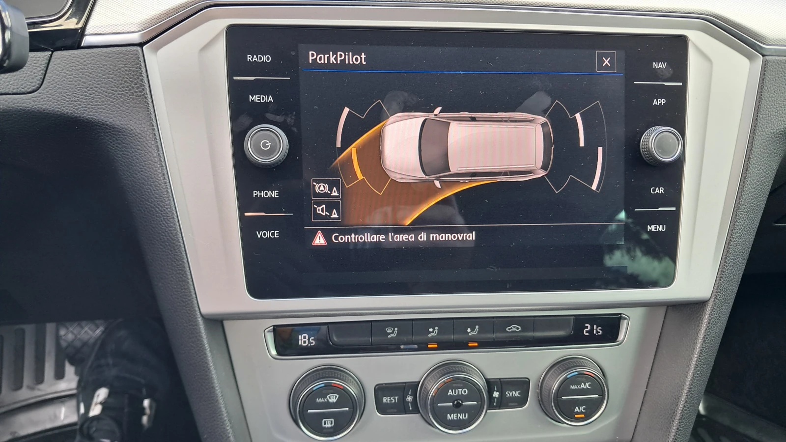 VW Passat FULL РЕАЛ КМ ИЗКЛЮЧИТЕЛЕН СЕРВИ КНИЖК ОБСЛУЖ УНИКТ, снимка 12 - Автомобили и джипове - 23630693