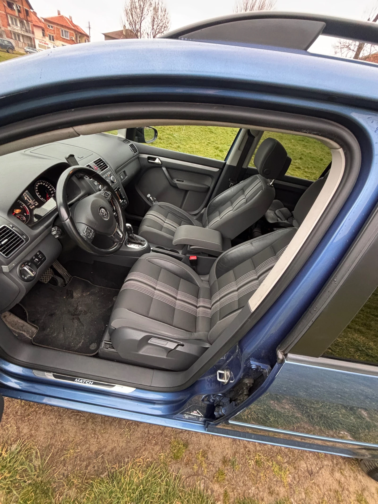 VW Touran 2.0DSG Match, снимка 16 - Автомобили и джипове - 53935436