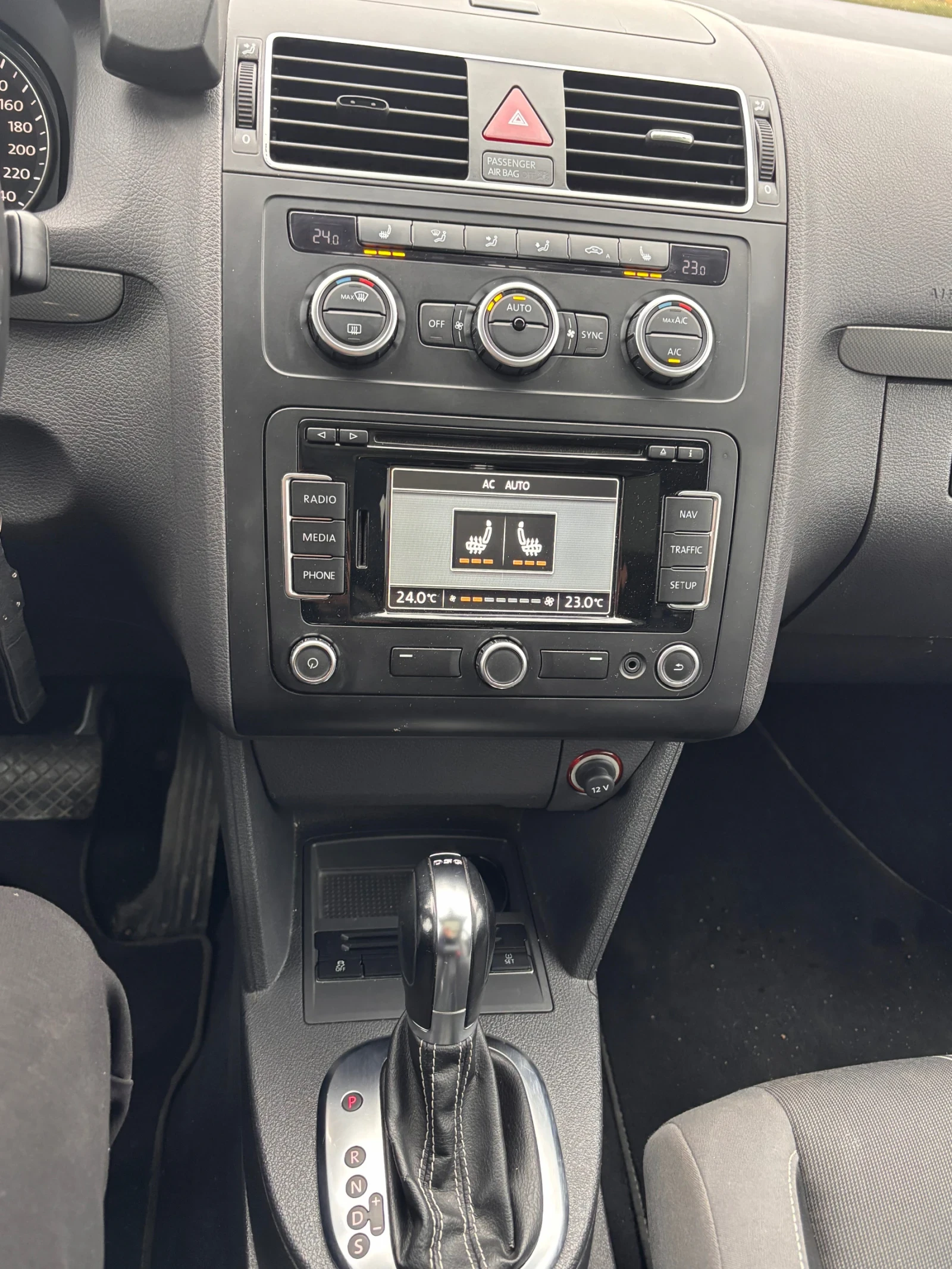 VW Touran 2.0DSG Match, снимка 13 - Автомобили и джипове - 53935436