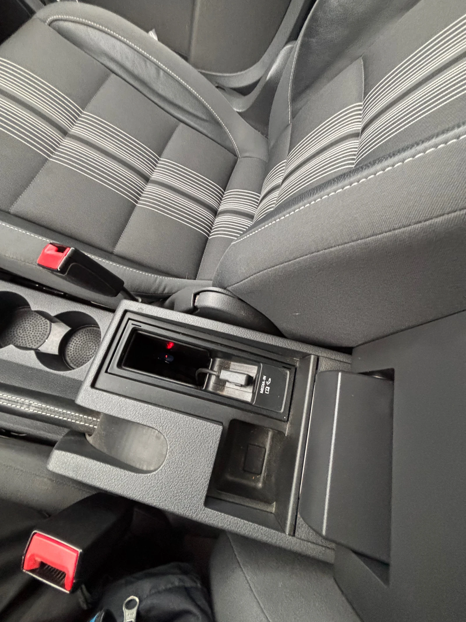 VW Touran 2.0DSG Match, снимка 17 - Автомобили и джипове - 53935436