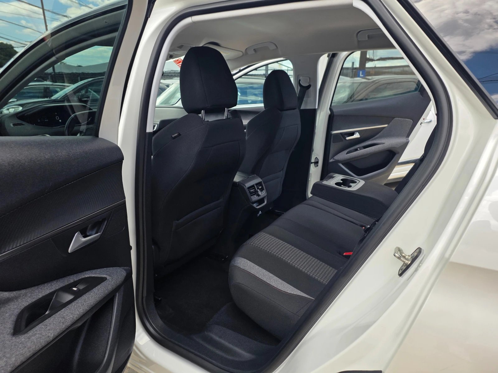 Peugeot 3008 1.2I-131к.с EURO 6b-НАВИГАЦИЯ-ШВЕЙЦАРИЯ, снимка 13 - Автомобили и джипове - 55166485