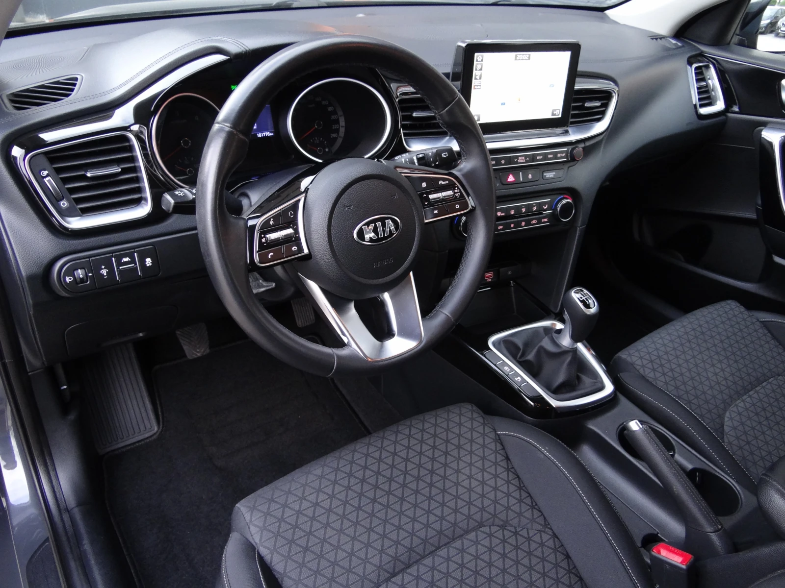 Kia Ceed 1.6crdi-116k.c. /Navi/Camera/Led/Euro-6/, снимка 8 - Автомобили и джипове - 55315074