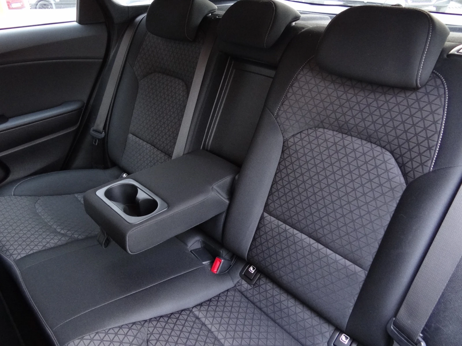 Kia Ceed 1.6crdi-116k.c. /Navi/Camera/Led/Euro-6/, снимка 13 - Автомобили и джипове - 55315074