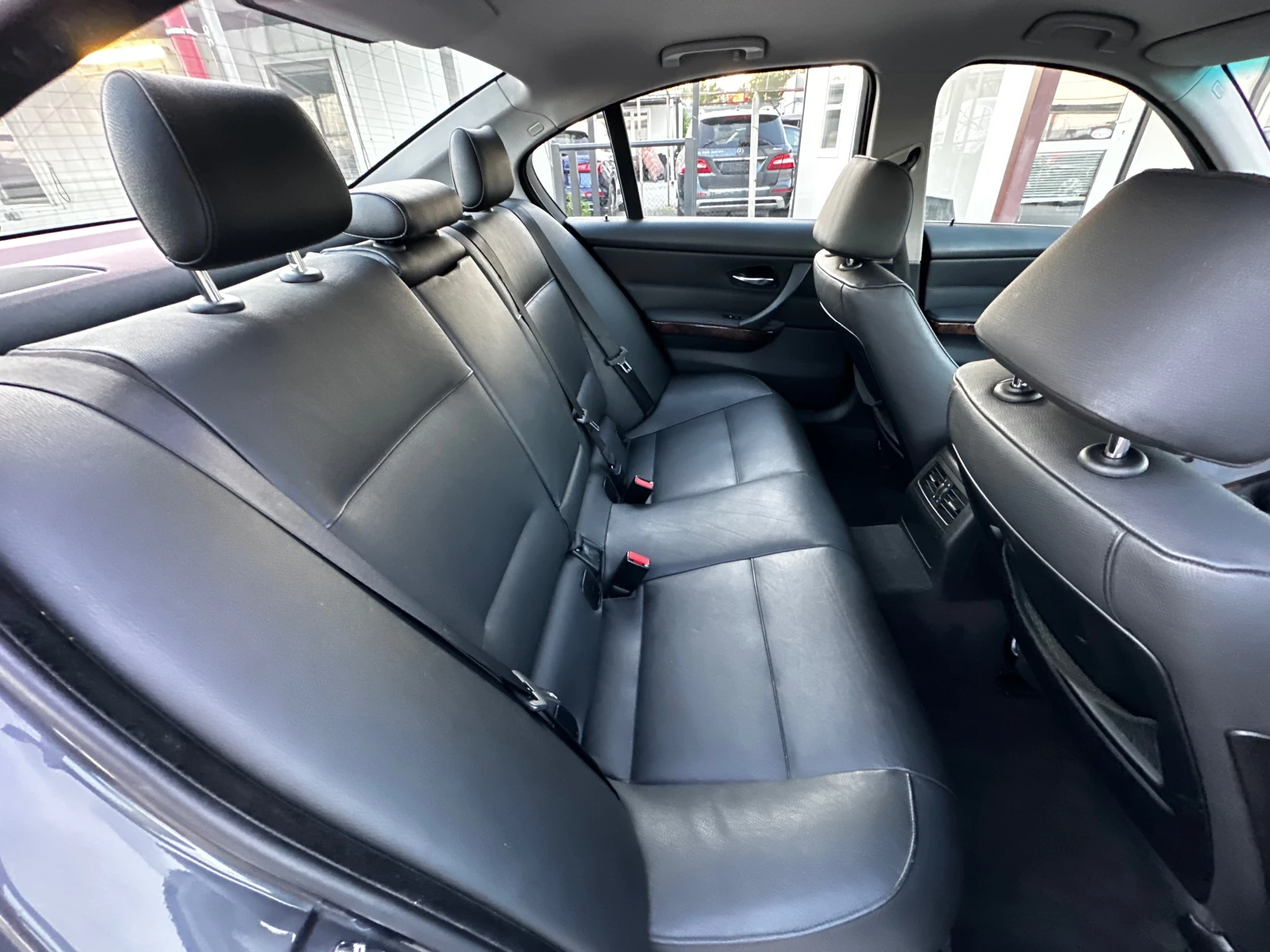 BMW 330 d M-pack Ръчка, снимка 13 - Автомобили и джипове - 55482659