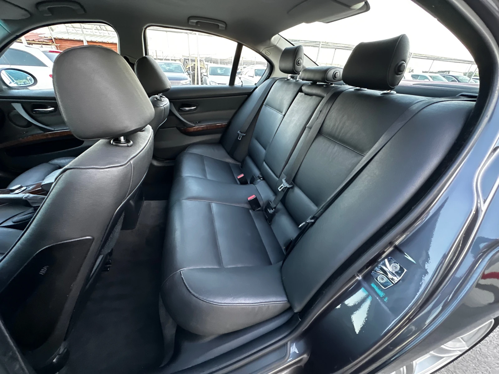 BMW 330 d M-pack Ръчка, снимка 14 - Автомобили и джипове - 55482659