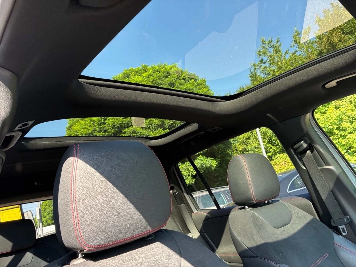 Mercedes-Benz EQB 250 / AMG / NIGHT / HUD / PANO / DISTRONIC / LED, снимка 14 - Автомобили и джипове - 55733624