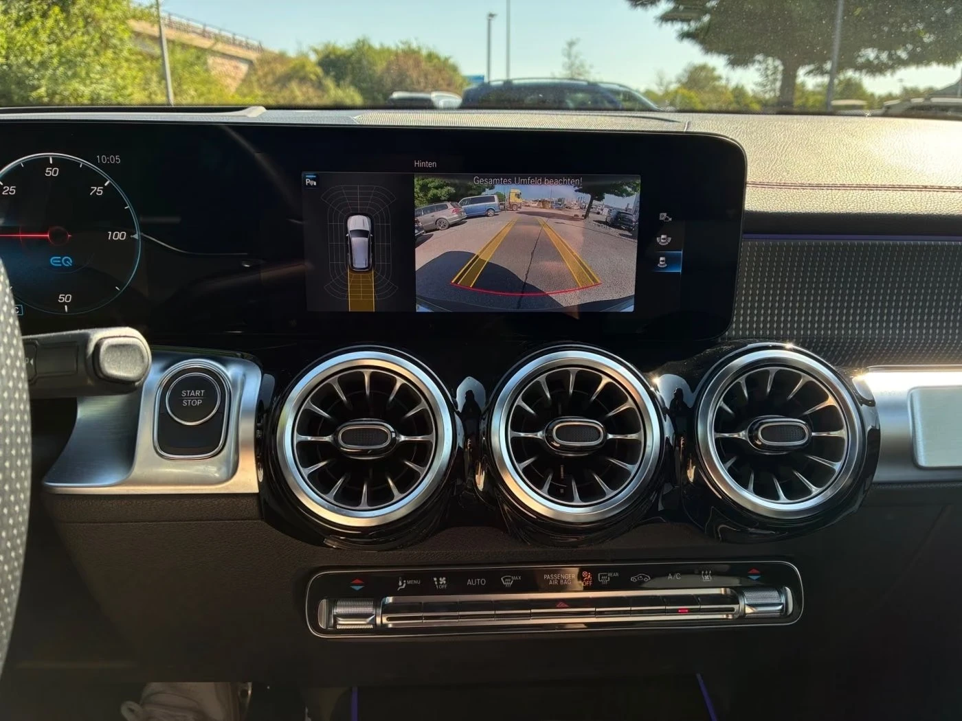 Mercedes-Benz EQB 250 / AMG / NIGHT / HUD / PANO / DISTRONIC / LED, снимка 11 - Автомобили и джипове - 55733624